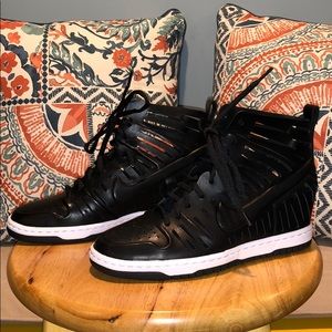 Wedge sneaker with cut out detail